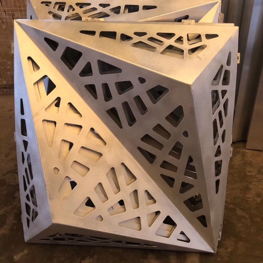 ���׳��������